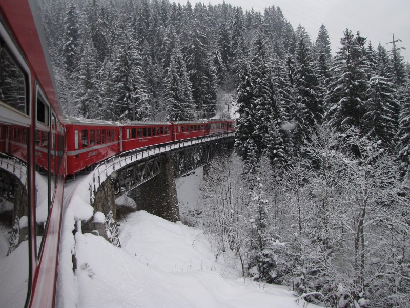 rhb over de brug.jpg - De tocht naar Arosa gaat door een prachtig berglandschap. Via vele tunnels en bruggen wint de trein steeds meer hoogte.